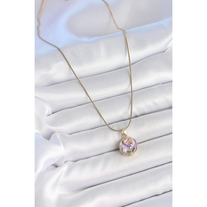 316L Çelik Gold Renk Zincir Mor Minimal Çiçek İşlemeli İnci Detay Portre Model Kadın Kolye