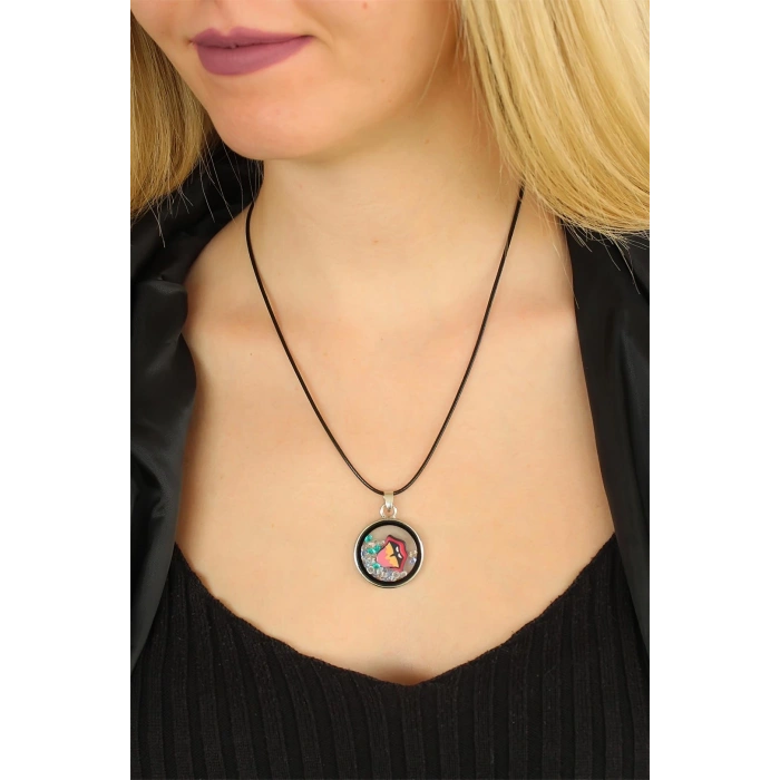 Dudak Figürlü Deri İpli Bayan Kolye