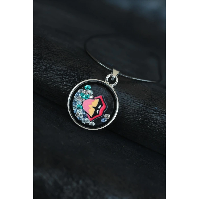 Dudak Figürlü Deri İpli Bayan Kolye