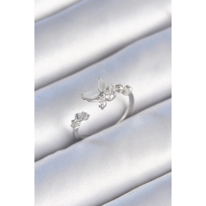 Pirinç Gümüş Renk Zirkon Taş Detaylı Beyaz Mineli Kelebek Model Kadın Yüzük