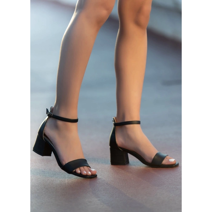 Yenta Siyah Cilt Tek Bant Topuklu Ayakkabı