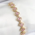 Pirinç Zirkon Taşlı Pembe Yonca Baget Model Gold Renk VIP Seri Kadın Bileklik - Lisinya