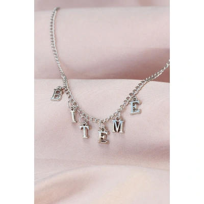 Yeni Sezon Biteme Yazılı Gümüş Renk Sallantılı Kadın Kolye - Lisinya