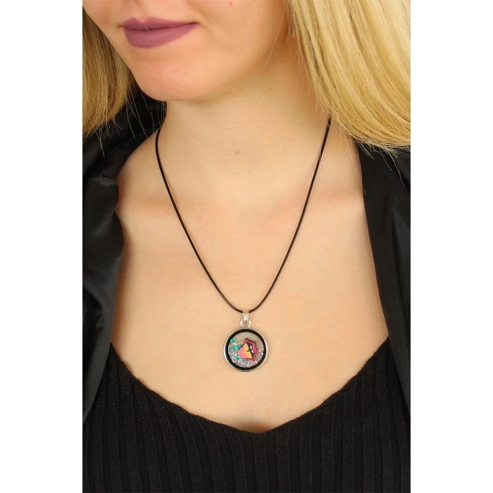 Dudak Figürlü Deri İpli Bayan Kolye - Lisinya