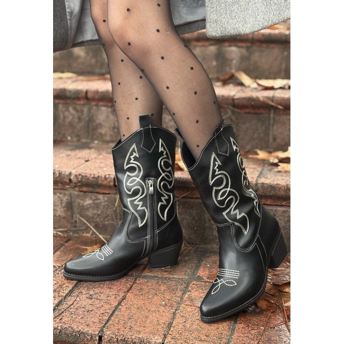 Emaly Siyah Cilt Beyaz İşlemeli Topuklu Çizme - Lisinya
