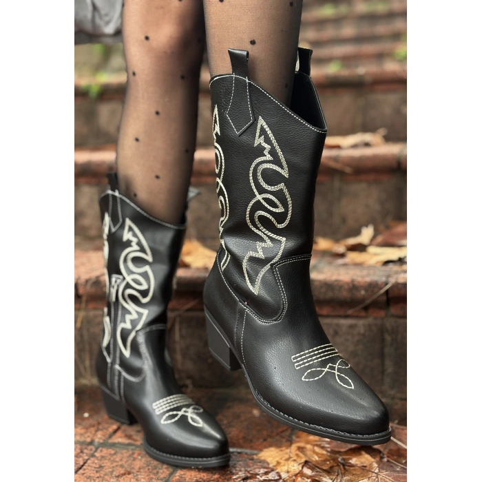 Emaly Siyah Cilt Beyaz İşlemeli Topuklu Çizme - Lisinya