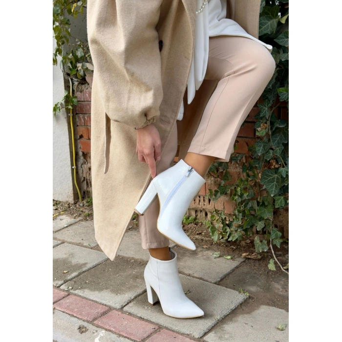 Loora Beyaz Rugan Desenli Topuklu Bot - Lisinya