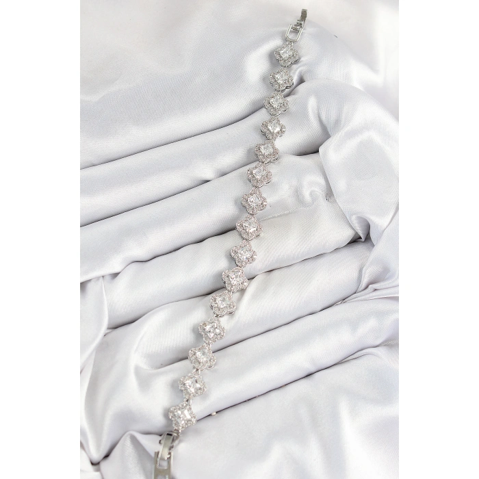 Pirinç Zirkon Taşlı Yonca Baget Model Gümüş Renk VIP Seri Kadın Bileklik - Lisinya