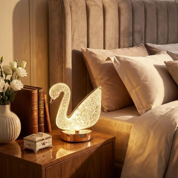 Sepet Dolusu® Kuğu Model Kristal LED Masa Lambası – Dokunmatik, 3 Renk Işık Modlu, Şarjlı Mini Dekoratif Gece Lambası
