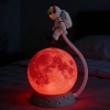 Sepet Dolusu® 3D Ay Üzerinde Astronot LED Gece Lambası – Dokunmatik 10 Renk Değiştiren Dekoratif Çocuk Odası Masaüstü Ay Lambası