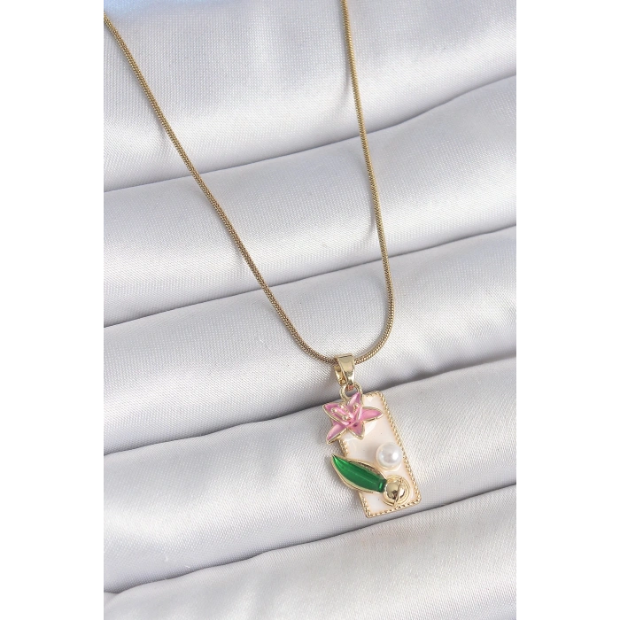 316L Çelik Gold Renk Zincir Beyaz Mineli Pembe Çiçek İşlemeli İnci Detay Dikdörtgen Portre Model Kadın Kolye