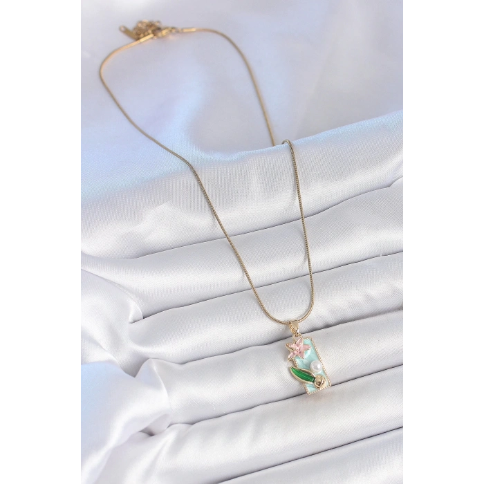 316L Çelik Gold Renk Zincir Mavi Mineli Pembe Çiçek İşlemeli İnci Detay Dikdörtgen Portre Model Kadın Kolye