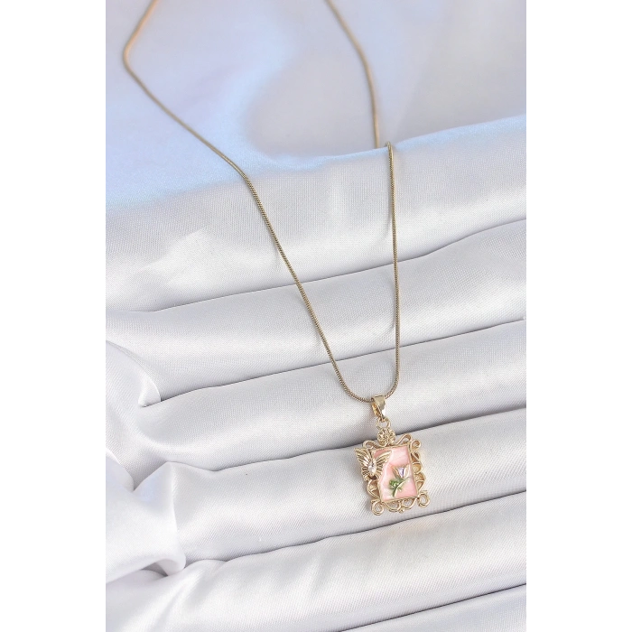 316L Çelik Gold Renk Zincir Pembe Mineli Çiçek İşlemeli Zirkon Taşlı Kelebek Detay Portre Model Kadın Kolye