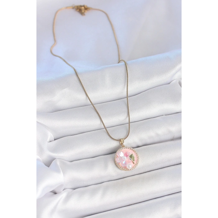 316L Çelik Gold Renk Zincir Zirkon Taşlı Pembe Mineli Çiçek İşlemeli İnci Detay Portre Model Kadın Kolye