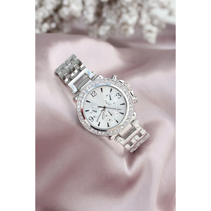 Gümüş Metal Kordonlu Zirkon Taşlı Kasa Tasarımlı Kadın Saat