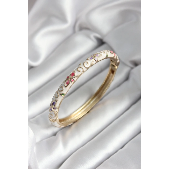 Mineli Pirinç Beyaz Çiçek Desenli Gold Renk Kadın Kelepçe (çap 60 mm)