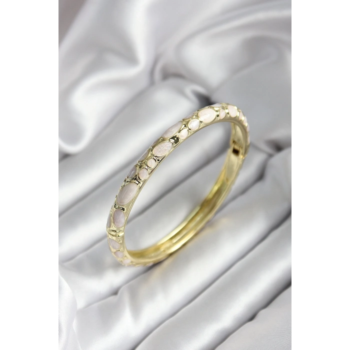 Mineli Pirinç Krem Çiçek Desenli Gold Renk Kadın Kelepçe (çap 60 mm)