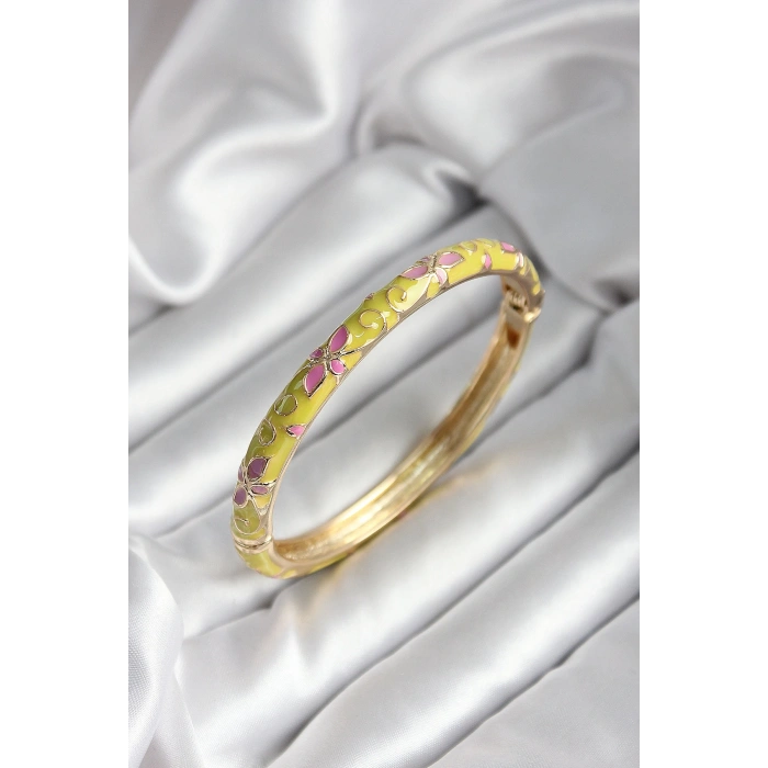 Mineli Pirinç Sarı Çiçek Desenli Gold Renk Kadın Kelepçe (çap 60 mm)