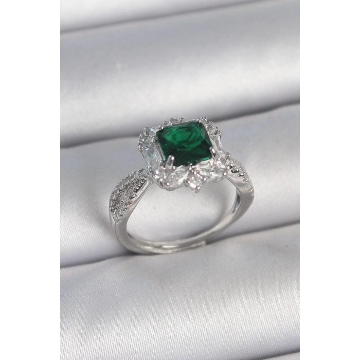 Pirinç Gümüş Renk Zirkon Taşlı Yeşil Tektaş Model Kadın Yüzük