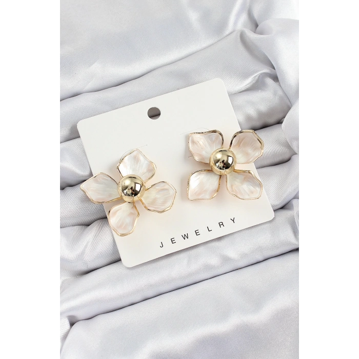 Pirinç Kırkık Beyaz Çiçek Vintage Model Gold Renk Kadın Küpe