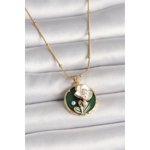 316L Çelik Gold Renk Beyaz Çiçek İşlemeli İnci Detaylı Yeşil Portre Model Kadın Kolye
