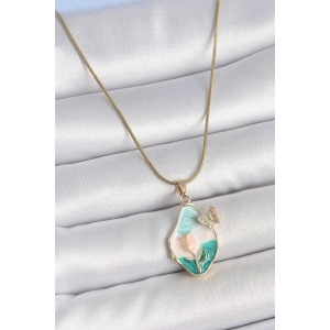 316L Çelik Gold Renk Zincir Damla Mix Renk Mineli Çiçek İşlemeli Kelebek Detay Portre Model Kadın Kolye