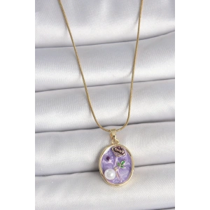 316L Çelik Gold Renk Zincir Mor Çiçek İşlemeli İnci Detay Portre Model Kadın Kolye