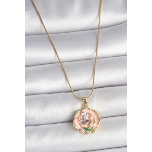 316L Çelik Gold Renk Zincir Pembe Renkli Çiçek İşlemeli İnci Detay Portre Model Kadın Kolye