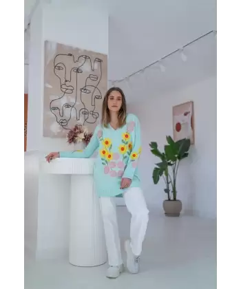 Beyaz Çiçek Nakışlı Kazak