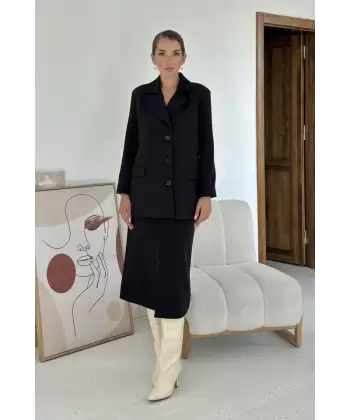 Siyah Düğmeli Ceket Ve Etek Takım