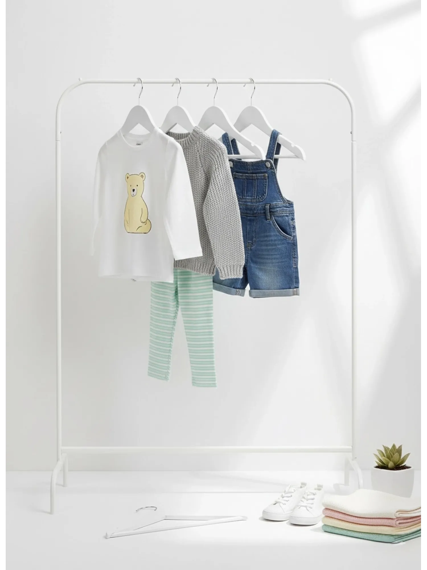 Beyaz Ahşap Bebek Elbise Pantolon Askısı