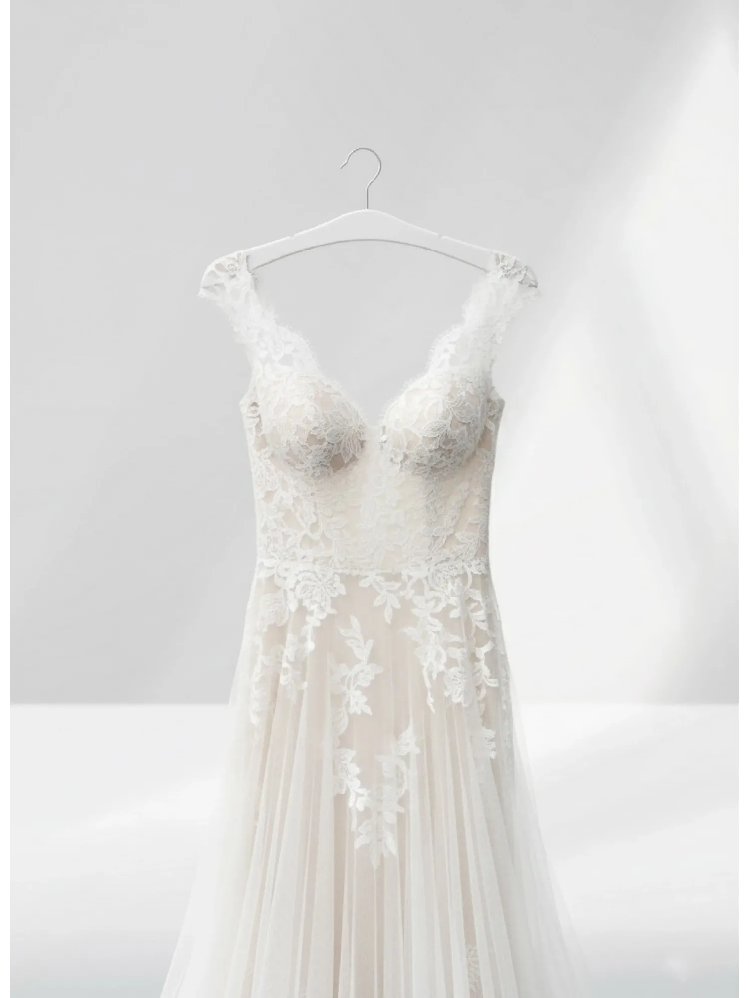 Beyaz Ahşap Nikel Kancalı Gelinlik Triko Abiye Askısı