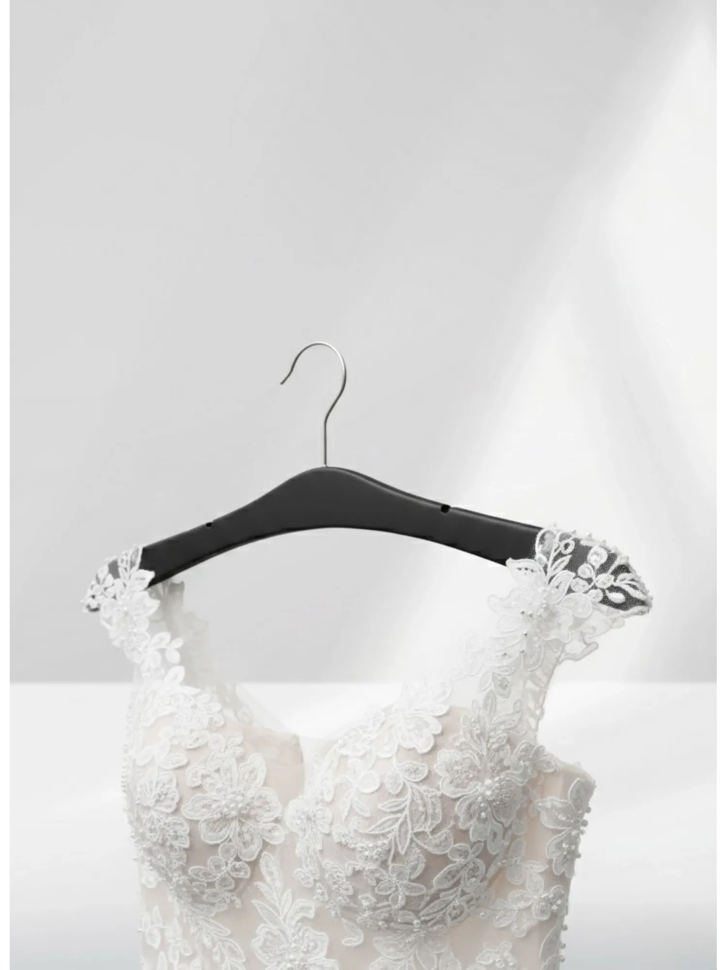 Siyah Ahşap Nikel Kancalı Gelinlik Triko Abiye Askısı