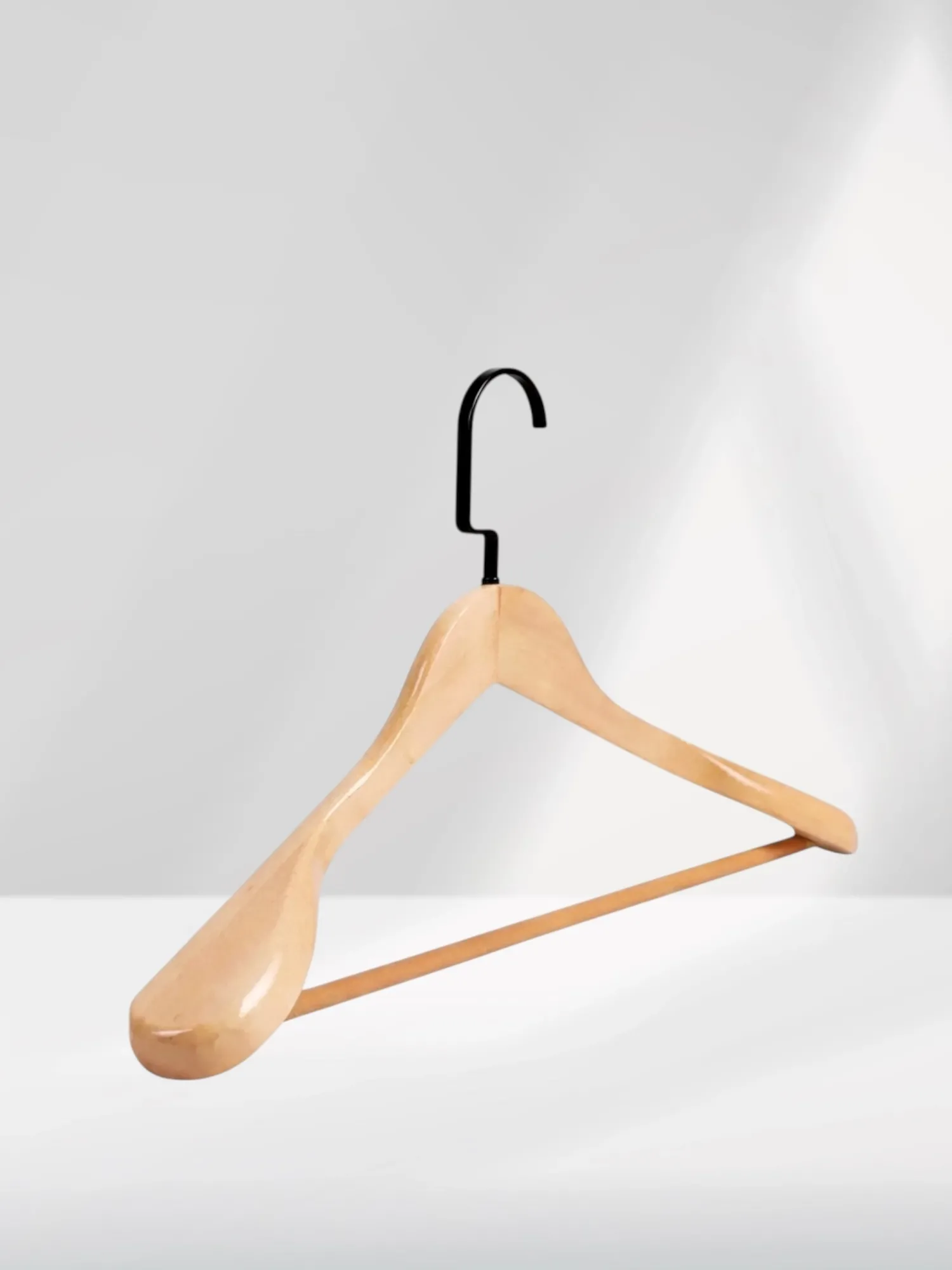 Naturel Ahşap Siyah Lama Kancalı Pabuçlu Takım Elbise Askısı