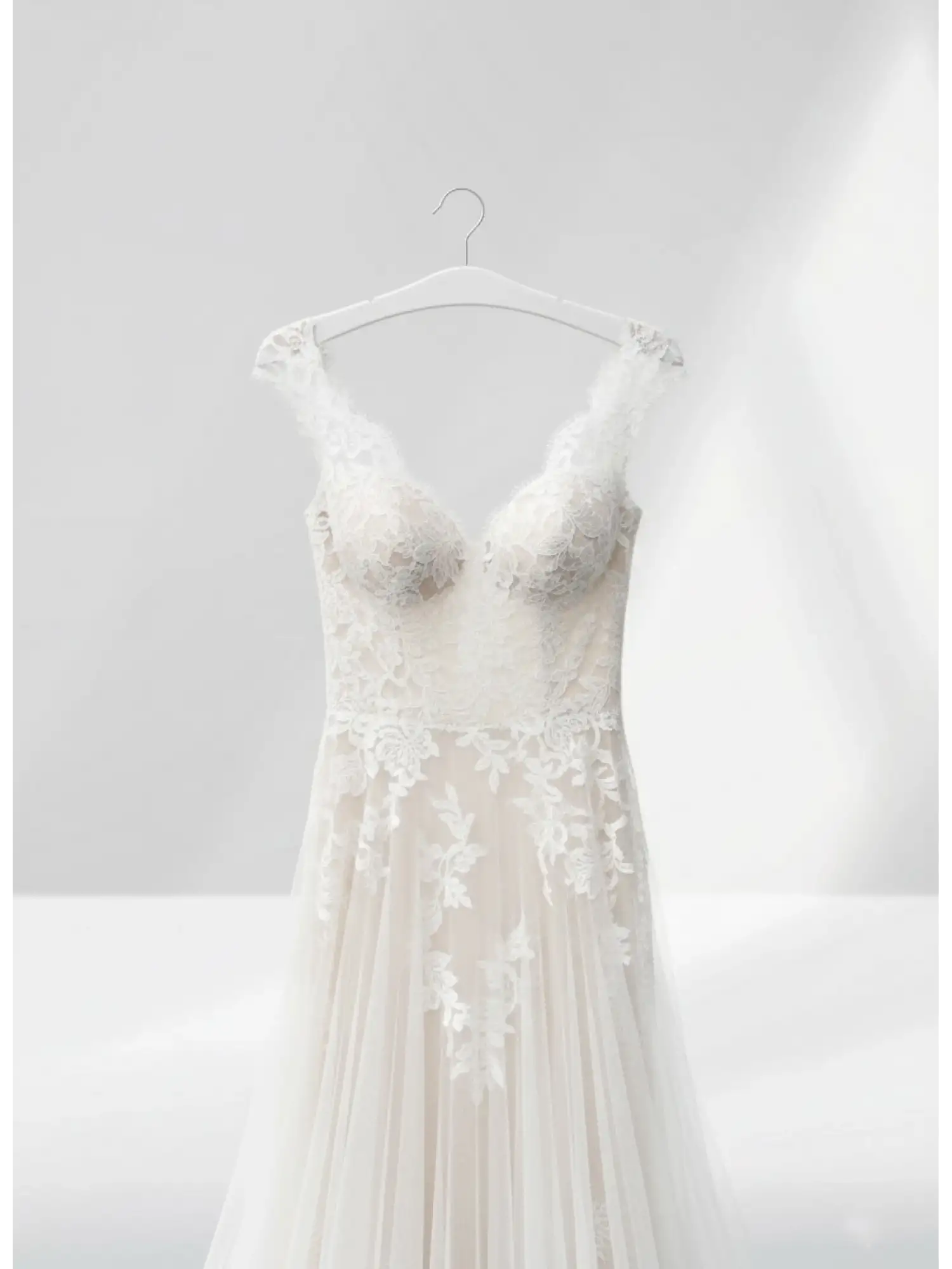 Beyaz Ahşap Nikel Kancalı Gelinlik Triko Abiye Askısı