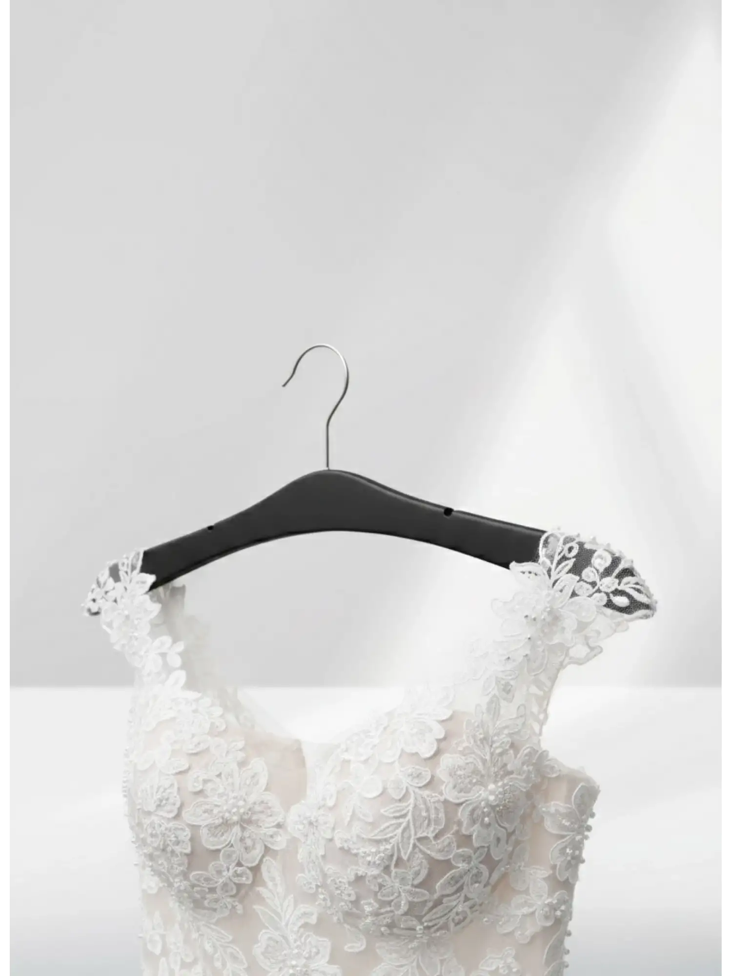 Siyah Ahşap Nikel Kancalı Gelinlik Triko Abiye Askısı