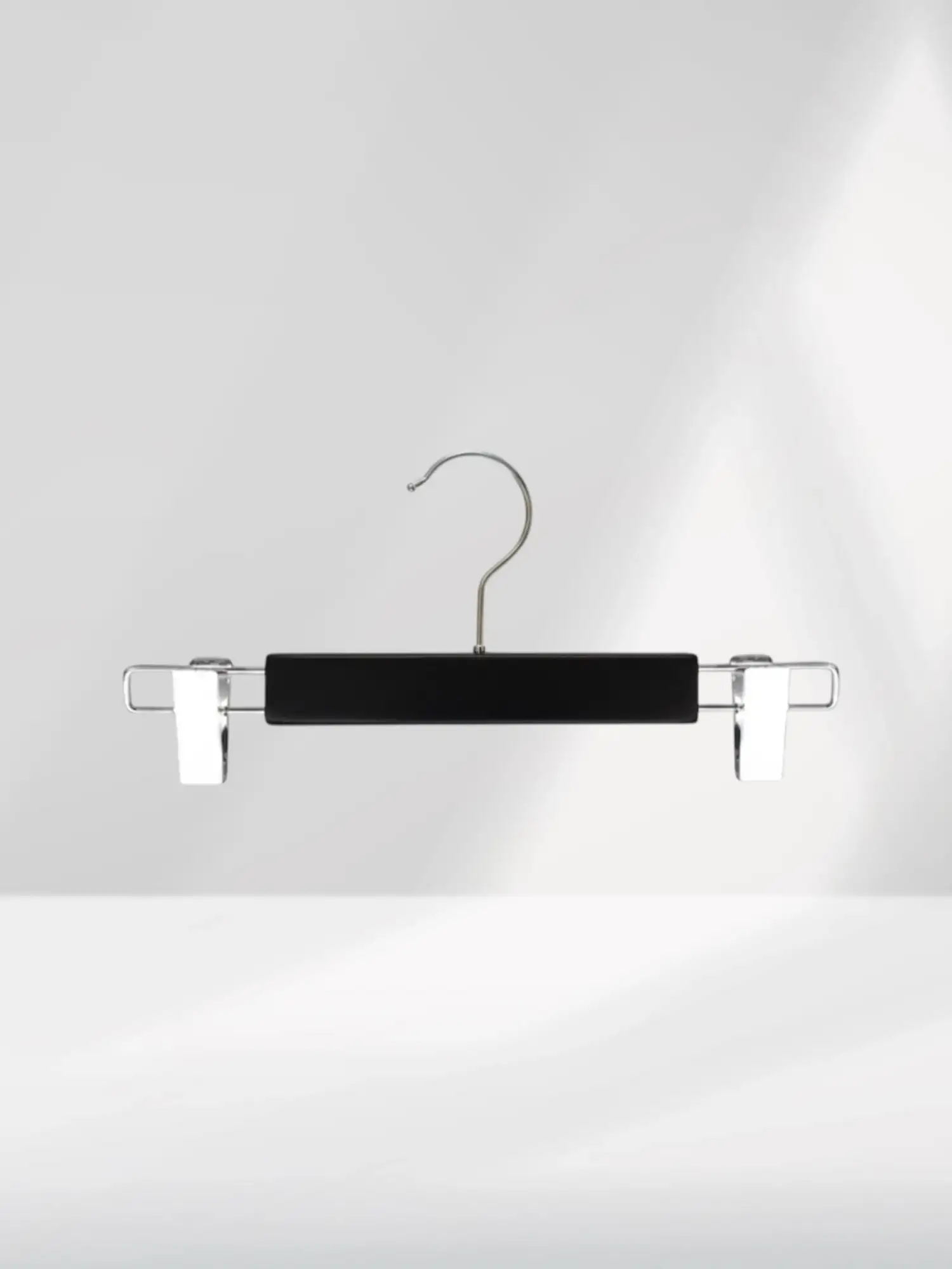 Siyah Bebek Ahşap Pantolon Etek Askısı Gümüş Kancalı