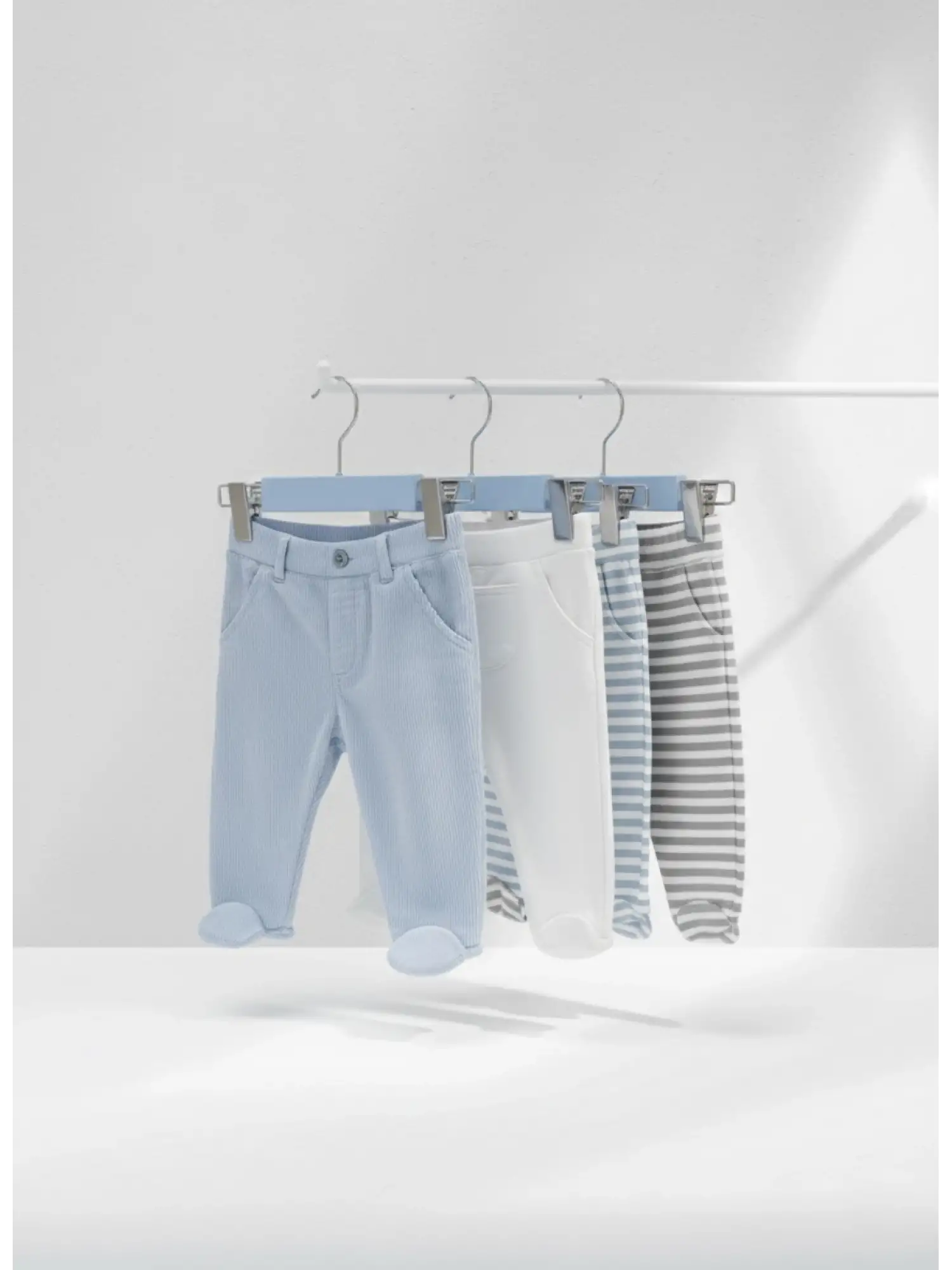 Mavi Ahşap Bebek Pantolon Etek Askısı Gümüş Kancalı