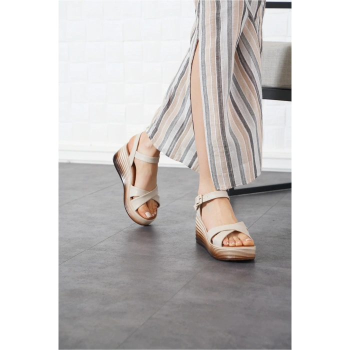 Kadın Bej Çapraz Dolgu Topuklu Sandalet
