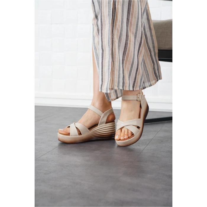 Kadın Bej Çapraz Dolgu Topuklu Sandalet