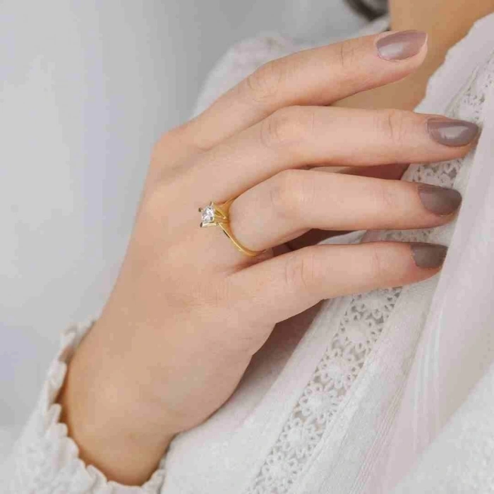 14 Ayar Altın Yüksek V Tektaş Yüzük