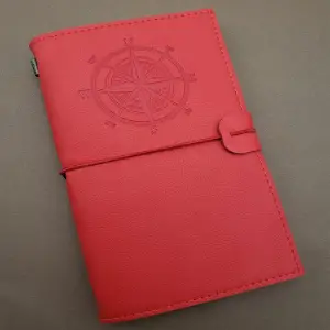 Pusula Tasarımlı Kırmızı Deri Defter