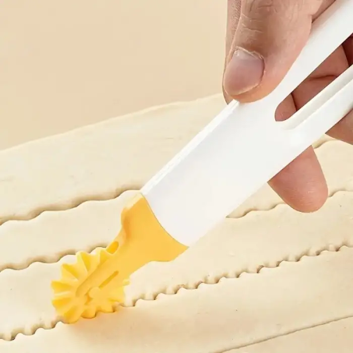 Plastik 4 Başlıklı Hamur Kesici