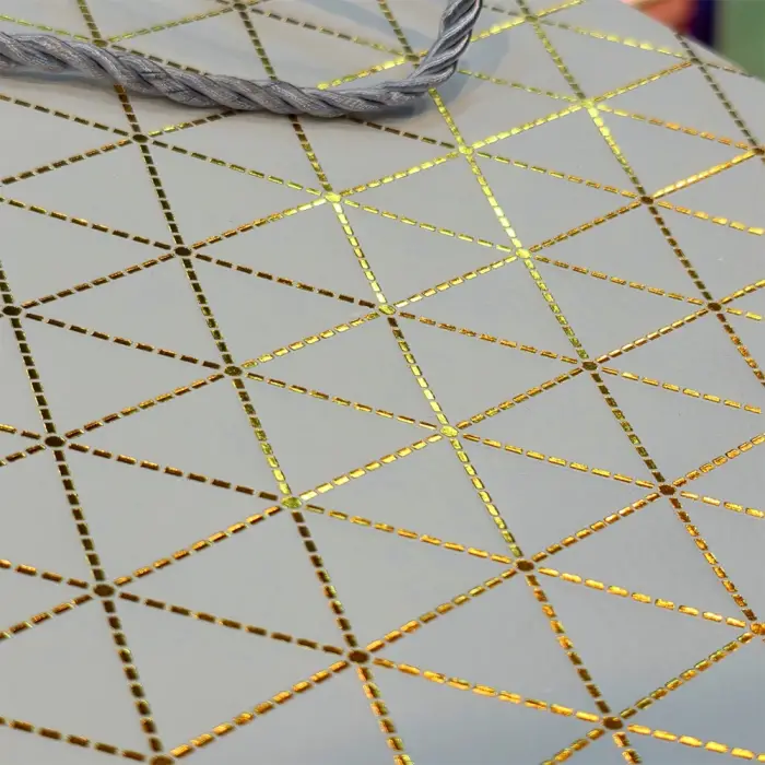 Kullanıma Uygun Beyaz Geometrik Desenli küçük Karton Hediye Çantası