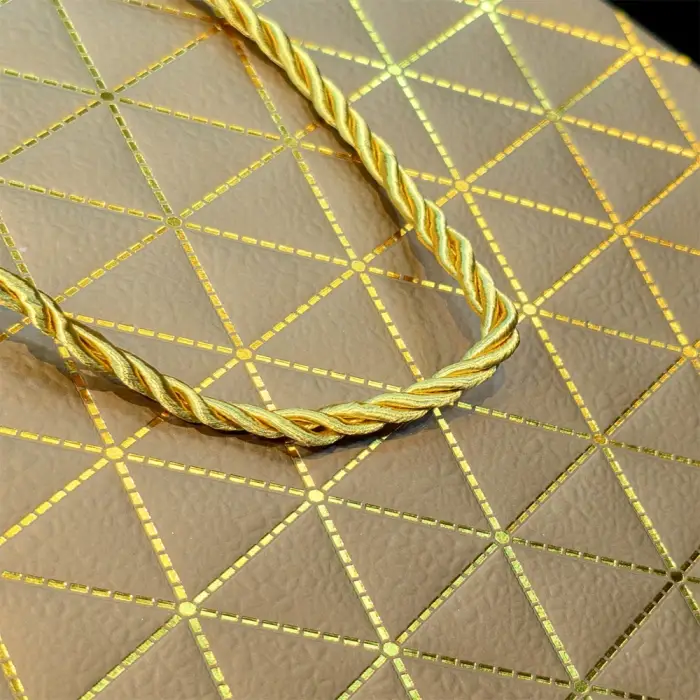 Kullanıma Uygun Gold Geometrik Desenli Orta Boy Karton Hediye Çantası