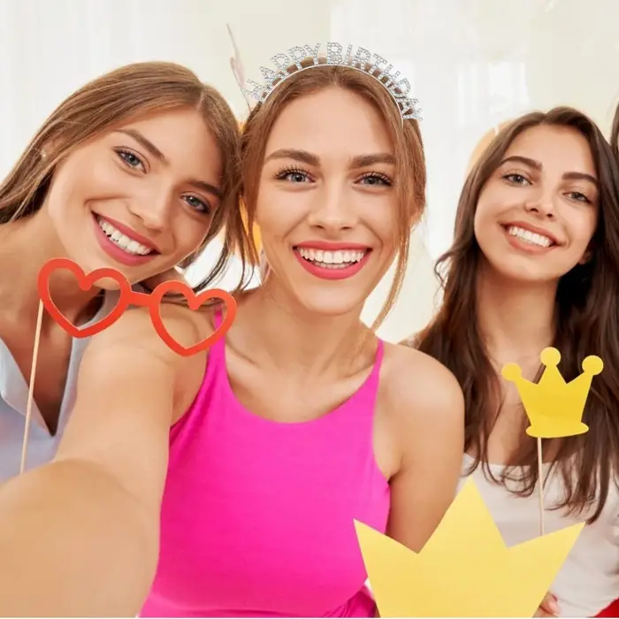 Kullanıma Uygun Gümüş Kristal Taşlı Happy Birthday Tacı