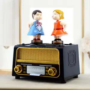 13 X 12 Cm Plastik Müzik Kutusu Öpüşen Çift
