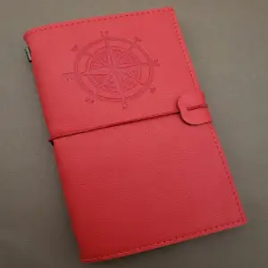 20 Cm Suni Deri Kareli Defter Pusula Tasarımlı Kırmızı Deri