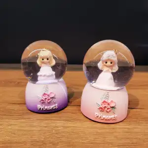 Kar Küresi küçük Işıklı Prenses