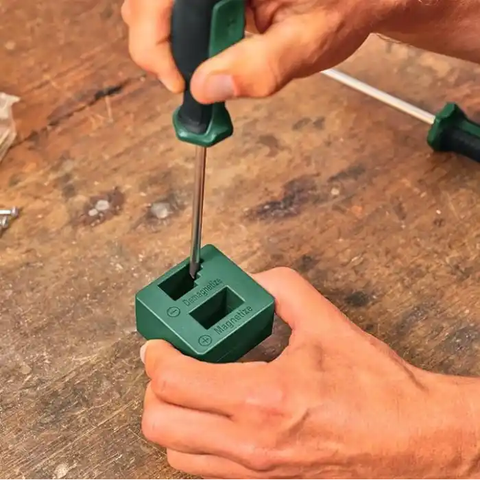 Bosch Mıknatıslayıcı/mıknatıslanma giderici (daha verimli çalışma için tornavida ve uçların mıknatıslanması/manyetizasyonu için aksesuar; 2 ferrit mıknatıs; manyetik alan kalınlığı min. 90 mT)